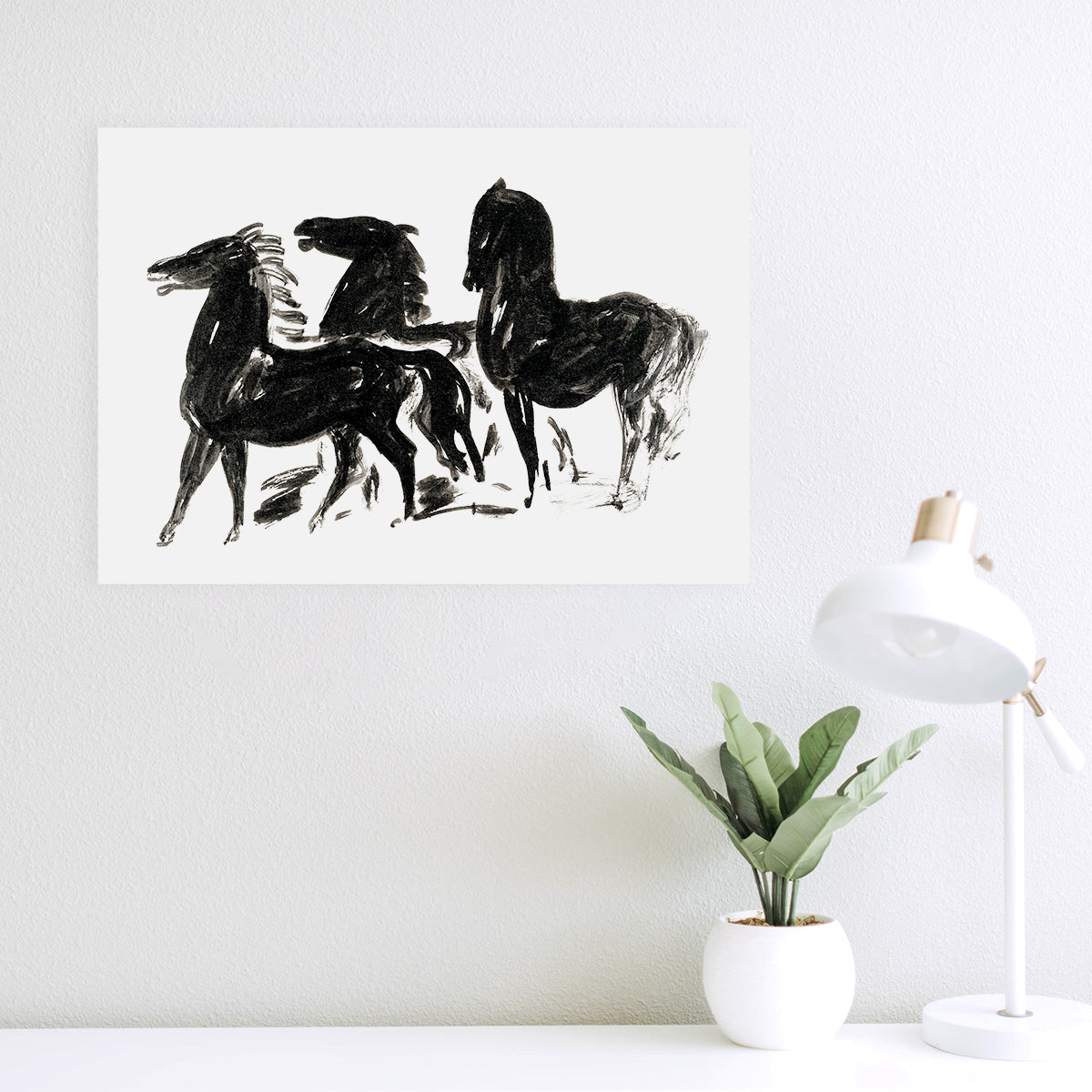 Drie zwarte paarden staand naar links lijkend